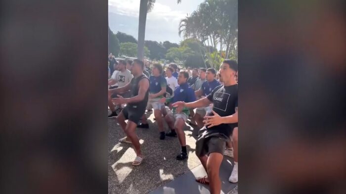 Video: Emotional haka performed for RTS and Ah Mau by Warriors & Raiders as they leave QLD bubble | NRL