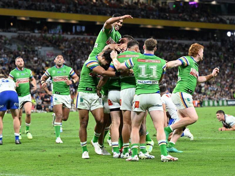 Canberra have battled to a thrilling 34-30 win over the Bulldogs in Brisbane. (Darren England/AAP PHOTOS)