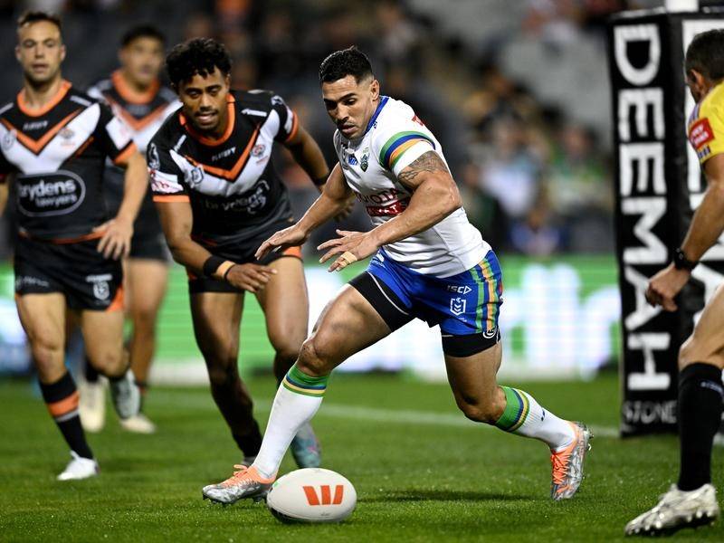 Jamal Fogarty (right) has kept his nerve to earn the Raiders a 20-19 NRL win over the Wests Tigers. (Dan Himbrechts/AAP PHOTOS)