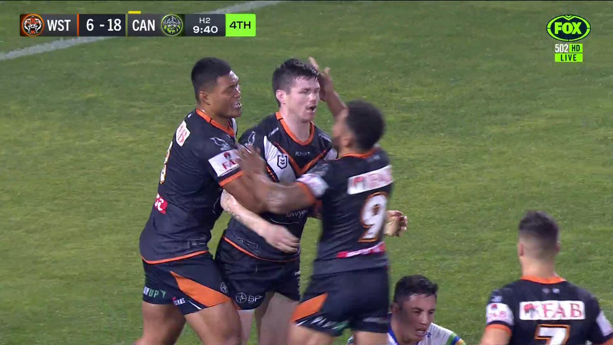 VIDEO | Fox League: Here come the Tigers! They're right back in it now!