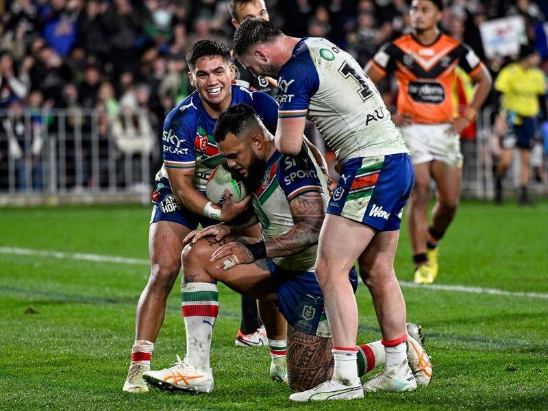 Inspirational Addin Fonua-Blake (centre) kept the Warriors on course for a top-four spot in the NRL. (Andrew Cornaga/AAP PHOTOS)