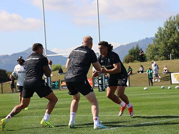 Joseph Tapine (right) runs at teammates James Fisher-Harris and Griffin Neame during NZ training. Photo: HANDOUT/New Zealand Rugby League