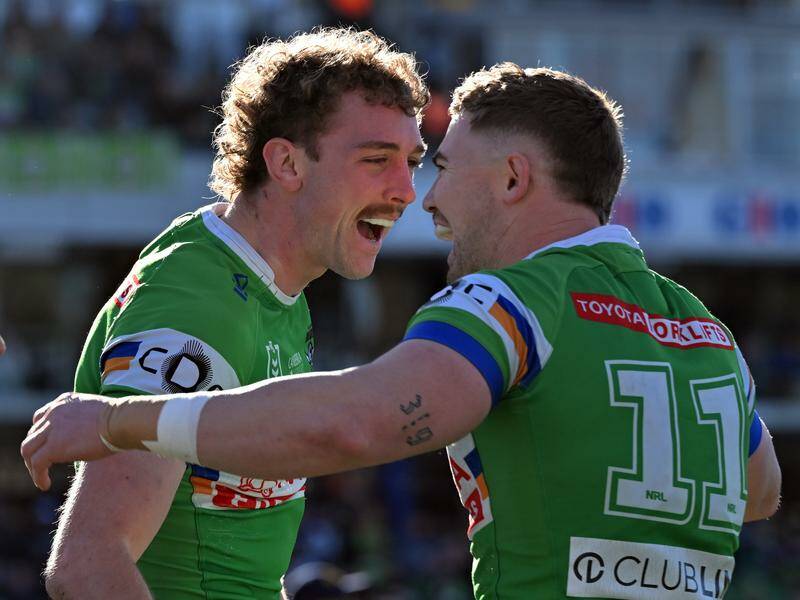 Jed Stuart (l) has scored a brace to help leaders Canberra beat the Eels for an eighth win in a row. Photo: Mick Tsikas/AAP PHOTOS