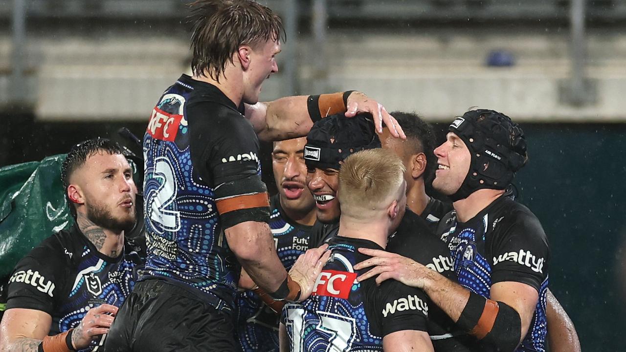Bulldogs blow finals race wide open with 32-14 win over Warriors