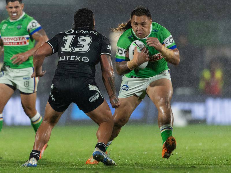 Papalii Takes Notes from Younger Teammates