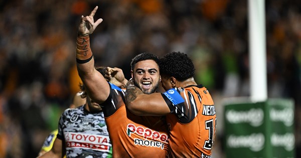 Royce sounds Shark alarm after rumbling through Raiders