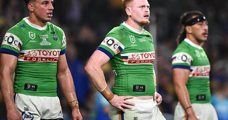 Corey Horsburgh (centre) has been left out of Canberra's line-up for their clash with Cronulla. Photo: Dan Himbrechts/AAP PHOTOS